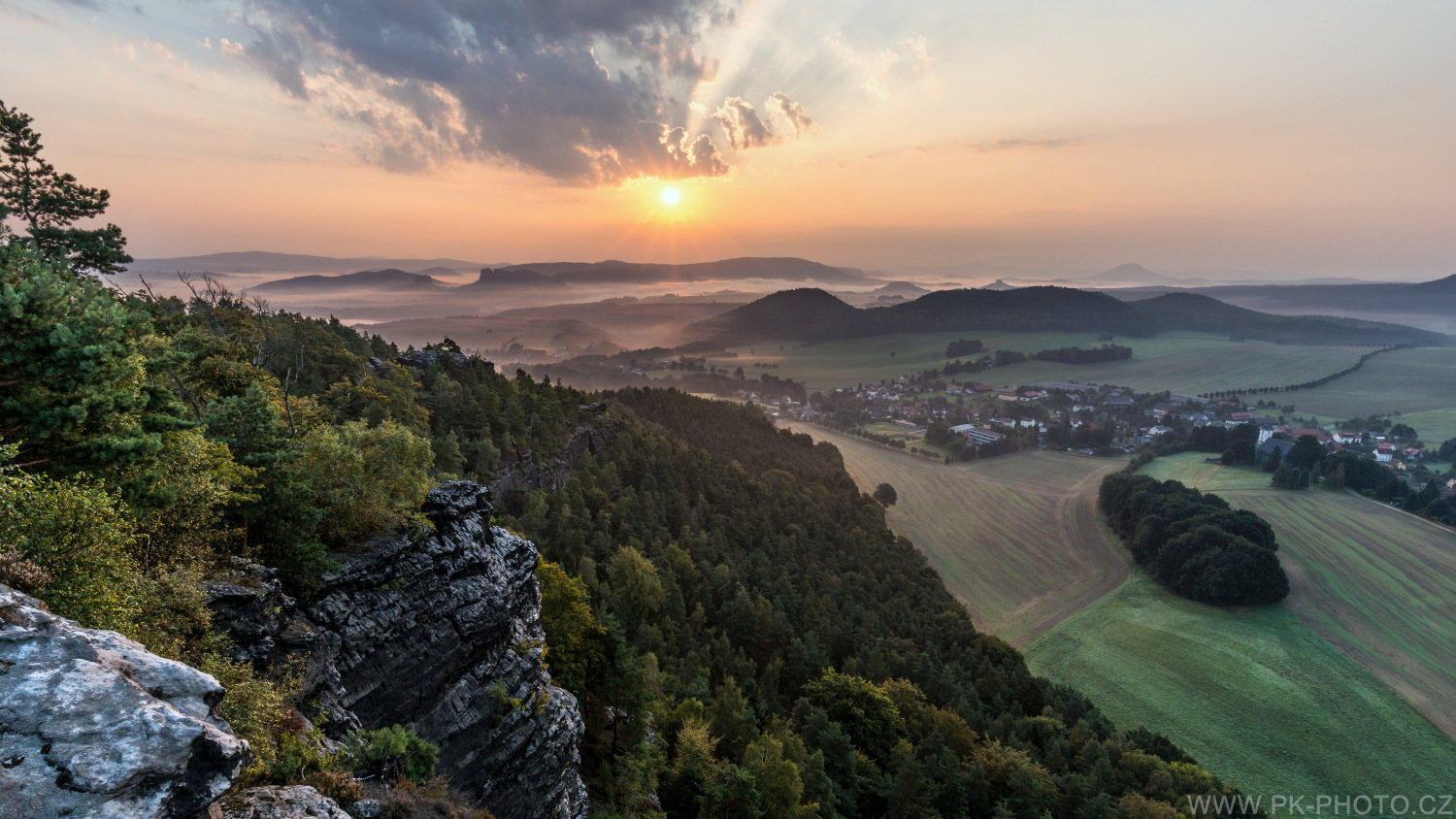 východ slunce nad Saským Švýcarskem